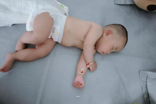 供卵试管代怀生子费用宝宝胳膊上起红疙瘩